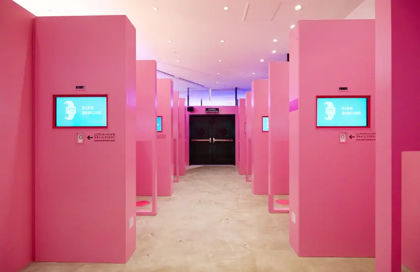 ▲參加者入場後，首先會被引導至臉部掃描區。