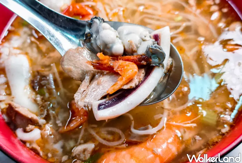 ▲「丫娥東港海鮮飯湯」的海鮮飯湯靈感源自東港迎王祭的傳統飯湯。（美食好芃友提供）