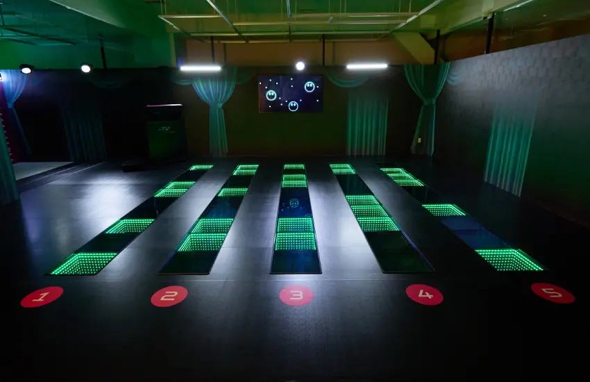 ▲參加者必須根據語音指示，記住眼前的安全磁磚與危險磁磚。