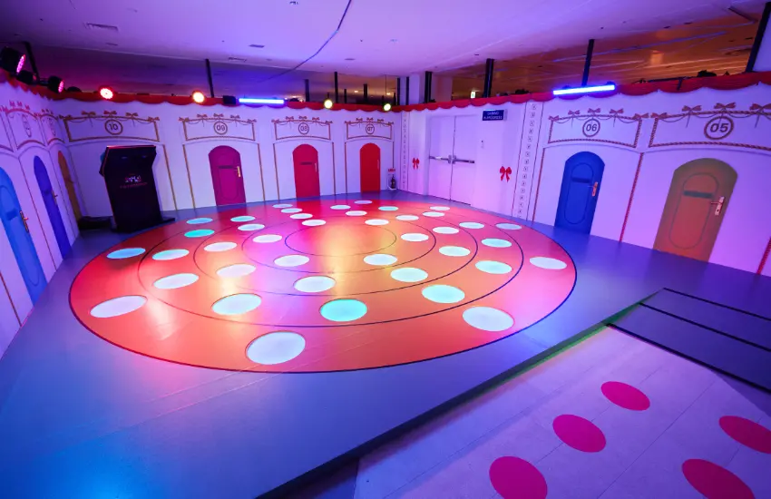 ▲參加者必須在音樂停止時，快速站上亮燈的平台。無法站上平台的參加者淘汰。