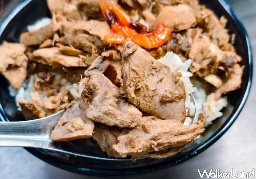 ▲滷鮪魚飯的鮪魚塊厚實飽滿。（美食好芃友提供）