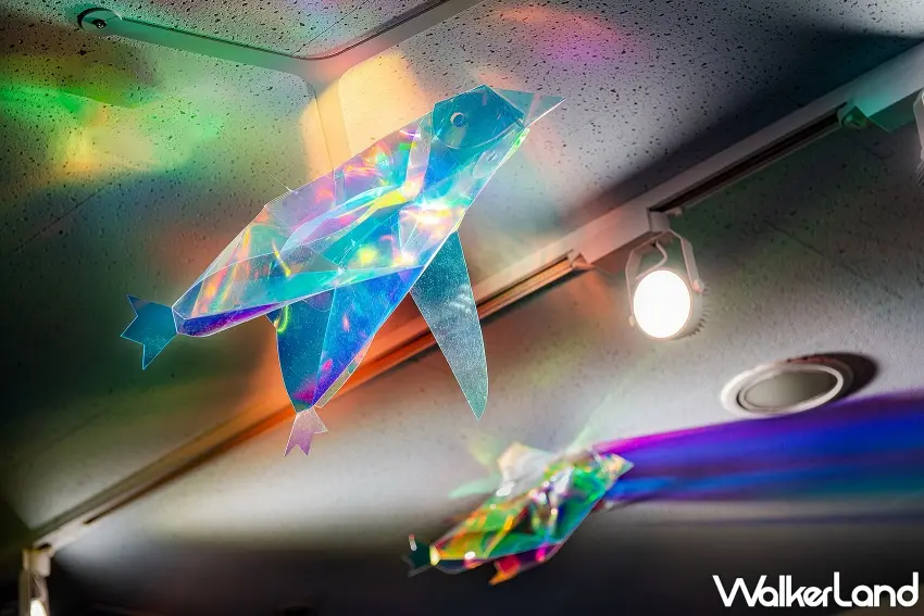 ▲「企鵝奇遇」展區捕捉企鵝在冰雪中前行的姿態,傳遞群體互相依靠的溫暖意象。圖/Xpark提供;窩客島整理