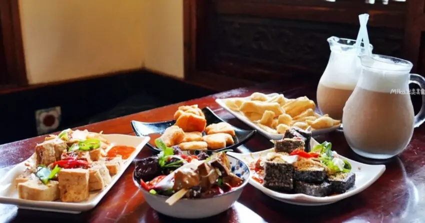 ▲來到友竹居，除了喝熱茶，也別錯過滿滿一桌的懷舊茶點！從撒滿花生粉的米血糕到外酥內嫩的炸豆腐，熟悉的台式滋味，是與親友聊天時的最佳零嘴。