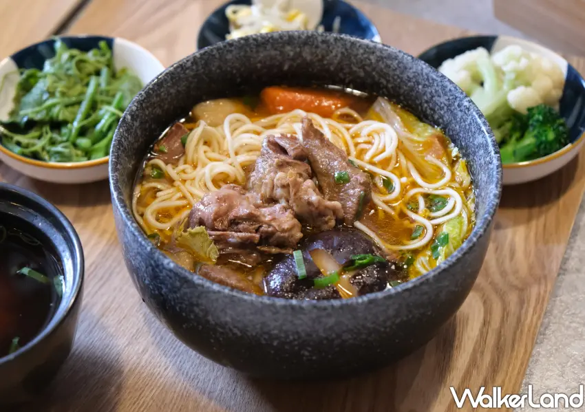 ▲和牛十圖安和店店內菜單人氣必點「和牛牛肉麵」，大量蔬菜熬煮的湯頭配上軟嫩和牛肉塊超過癮。