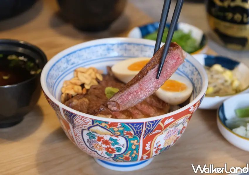 ▲ 1872年1月24號日本天皇禁肉令解禁，明治天皇首度公開食用牛肉。和牛十圖歡慶此解禁特意推出近江和牛丼。(攝影：鄭雅之)