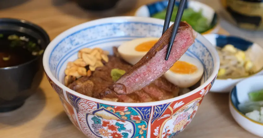 330元吃近江牛排丼！「和牛十圖」和牛丼第二碗半價，日本天皇級美味跟上。