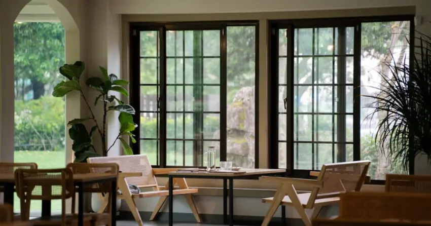 不只大溪老茶廠！桃園茶香一日遊，吃茶油雞、逛客家茶館，再到湖畔玻璃屋。