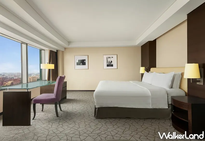 ▲豪華閣尊榮客房擁有約15坪的舒適空間與大面窗景,居高臨下俯瞰台南日夜美景,是慢旅行的最佳居所。圖/台南遠東香格里拉提供;窩客島整理