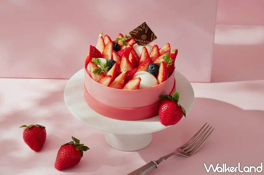 ▲台北喜來登草莓系列甜點「草莓可可慕斯蛋糕」頂層淋上濃郁草莓果醬並鋪滿草莓與白巧克力甘納許，展現濃郁與清爽交錯的風味平衡。圖／台北喜來登大飯店提供；窩客島整理
