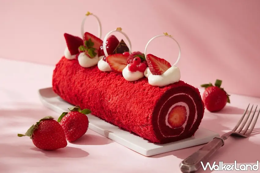 ▲台北喜來登草莓系列甜點「草莓紅絲絨蛋糕捲」以經典紅絲絨蛋糕融合草莓奶霜與酸甜果粒，莓香為紅絲絨注入春季氣息。圖／台北喜來登大飯店提供；窩客島整理