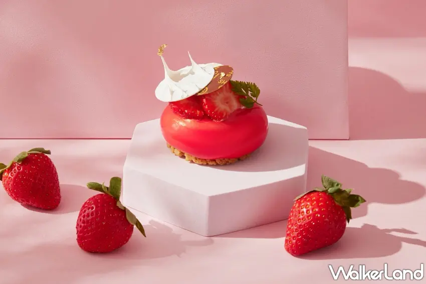 ▲台北喜來登草莓系列甜點「草莓白乳酪蛋糕」選用依思尼白乳酪，以白乳酪慕斯覆蓋蜂蜜海綿蛋糕與草莓庫利，底部鋪上酥脆康布酥，清爽不膩。圖／台北喜來登大飯店提供；窩客島整理