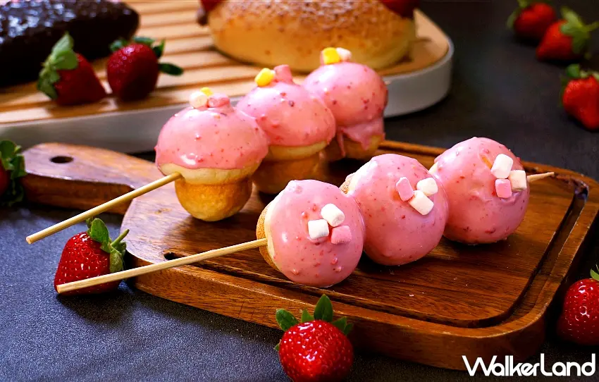 ▲新品「草莓糖葫蘆」發揮創意巧思，以麵包球沾裹粉紅巧克力，完美復刻夜市經典造型。圖／神旺普諾麵包坊提供；窩客島整理