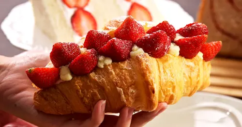 草莓控暴動！神旺普諾麵包坊推出草莓劍龍可頌，抹茶手指蛋糕草莓寶盒強勢回歸只要28元起。