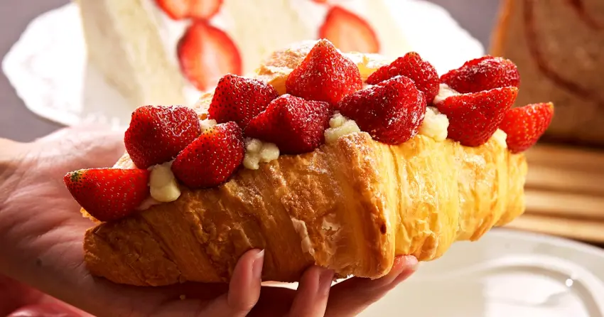 草莓控暴動！神旺普諾麵包坊推出草莓劍龍可頌，抹茶手指蛋糕草莓寶盒強勢回歸只要28元起。