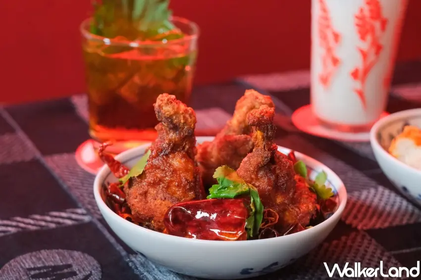 ▲YCTEAM® 與週末炸雞俱樂部合作餐點,透過麻辣鍋、咖啡排骨等元素重構在地飲食印象(攝影:張人尹)