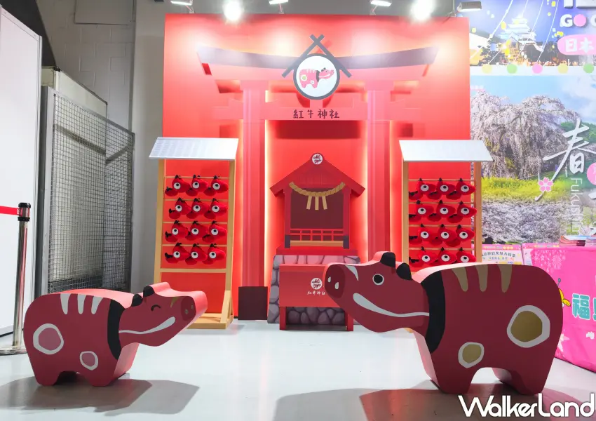 ▲現場打造「紅牛神社」邀請民眾免費拍照，祈願大家可以驅邪避凶與身體健康。(攝影：鄭雅之)
