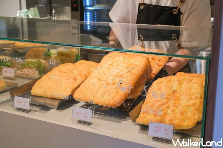 ▲foca poca 提供原味、橄欖、地瓜三款佛卡夏可分切。（攝影：張人尹）