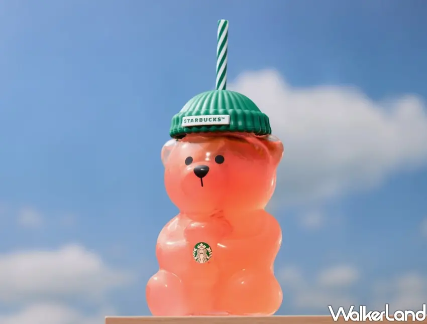 ▲星巴克「小熊玻璃 TOGO 冷水杯」透明的杯身隨著裝入的飲品色澤而產生驚喜變化。