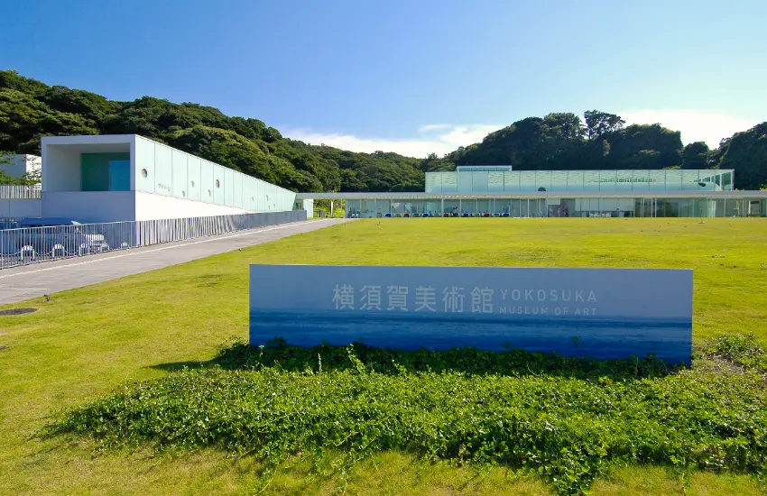 ▲美術館最大的特色就是被選為「世界十大絕景美術館」的夢幻景觀，三面環繞著觀音崎公園的豐富綠意，正面則是一望無際的東京灣海景，光是站在這裡就能感受到大自然的療癒力量。