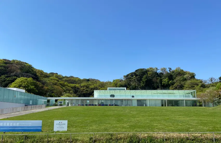 ▲美術館的天花板和側牆開了大大小小的圓形孔洞，陽光透過這些孔洞灑進室內，微風也能自由穿梭，即使在館內也能時刻感受到周圍的自然氣息。