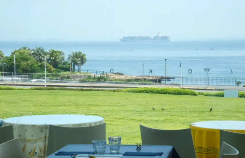 ▲館內的義大利餐廳由知名主廚擔任總料理長，使用當地新鮮的海鮮和蔬菜製作，享用美味料理的同時還能欣賞東京灣的美景。