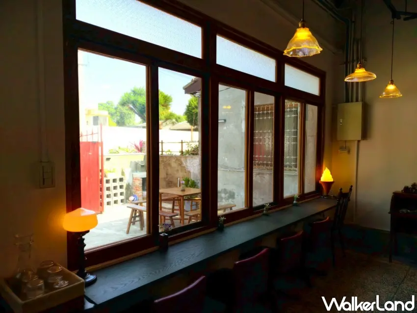 ▲「植月選物・喫茶・影像」室內僅有5席靠窗座位。尤其適合獨自前來沉澱放鬆。（攝影：楊婷雅）