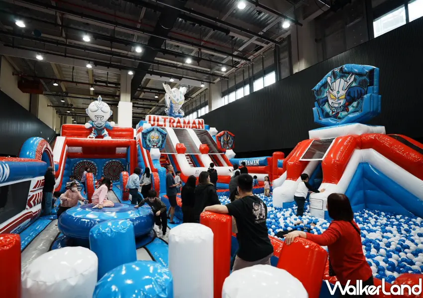 ▲超人力霸王氣墊遊樂園就是遛小孩放電的好去處。