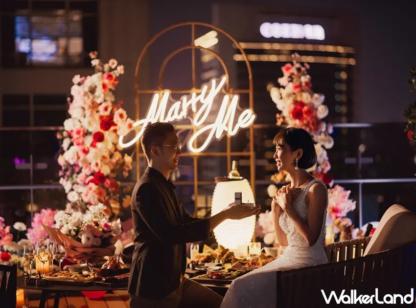 ▲高雄日航酒店 Rooftop Bar22 首推「求婚派對專案」，含專屬場景佈置、花束及 10 人派對餐飲，為準新人打造夢幻場景。圖／高雄日航酒店提供；窩客島整理