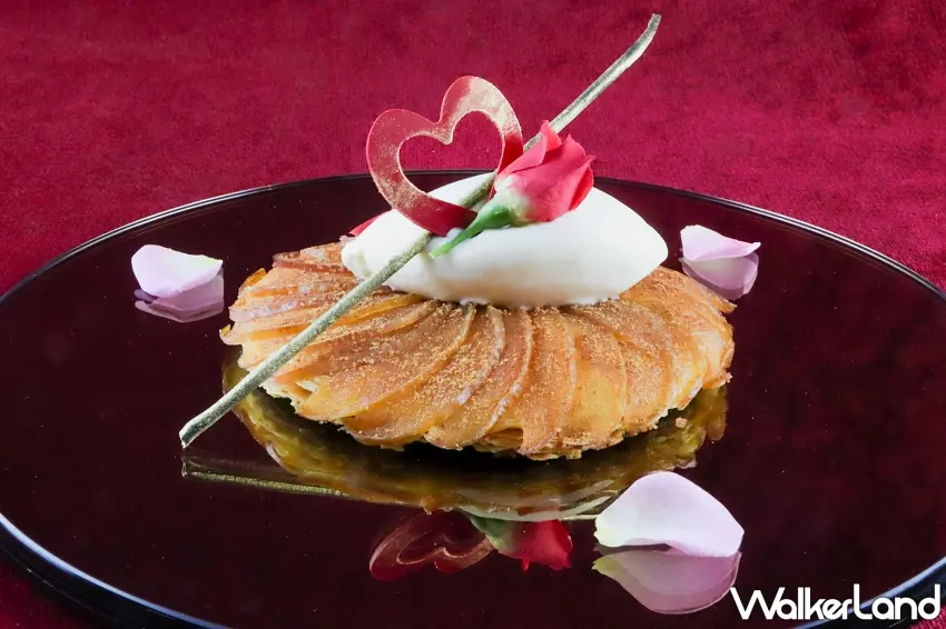▲諾曼地蘋果塔，以玫瑰花瓣染上粉紅氣息。圖／亞都麗緻大飯店提供；窩客島整理