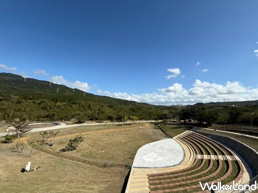 ▲全新打造的弧形看台區與寬闊草原，提供遊客極佳的視野與休憩空間。圖／屏東縣政府提供；窩客島整理