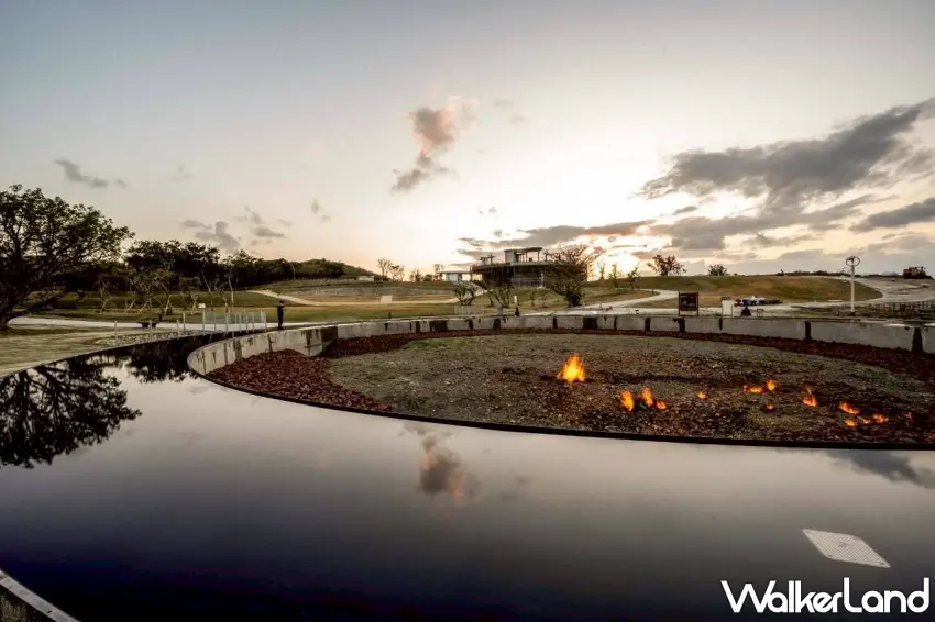 ▲核心景點環形水池呈現水火共生美景，在夕陽與夜色下更顯壯麗美感。圖／屏東縣政府提供；窩客島整理