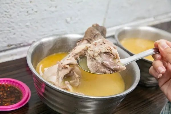 ▲台北麻油雞推薦必吃!南機場夜市「阿男麻油雞」每天開店前就排滿人潮,麻油湯免費續湯。