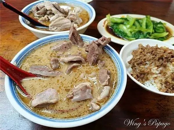 ▲台北麻油雞推薦必吃!寧夏夜市超過70年老店「環記麻油雞」搭魯肉飯、麵線開吃。