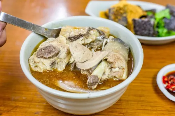 ▲台北麻油雞排隊名店!超過50年老字號「阿圖麻油雞」單鍋現煮麻油雞湯必吃。