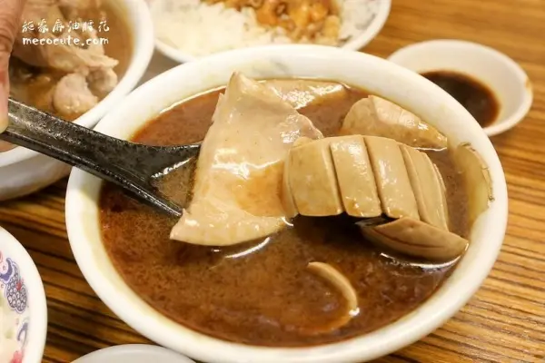 ▲台北麻油雞排隊名店推薦!信義區永春站「施家麻油腰花」必點招牌麻油腰花。