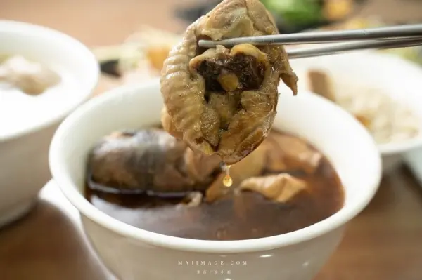 ▲台北麻油雞必吃推薦!麗姐麻油雞不只麻油雞,香菇雞湯也很推,是條通商圈人氣美食。