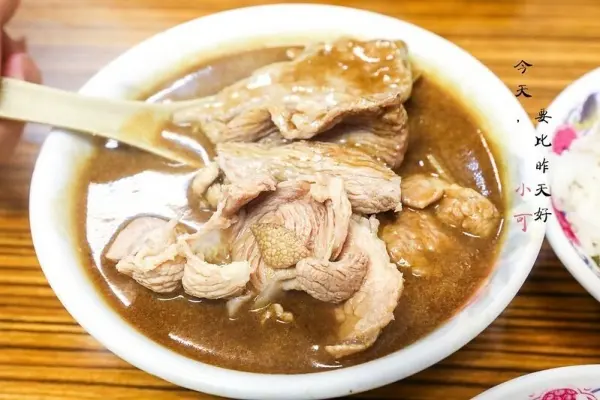 ▲台北麻油雞排隊名店推薦!信義區永春站「施家麻油腰花」麻油瘦肉軟嫩好咬最涮嘴。