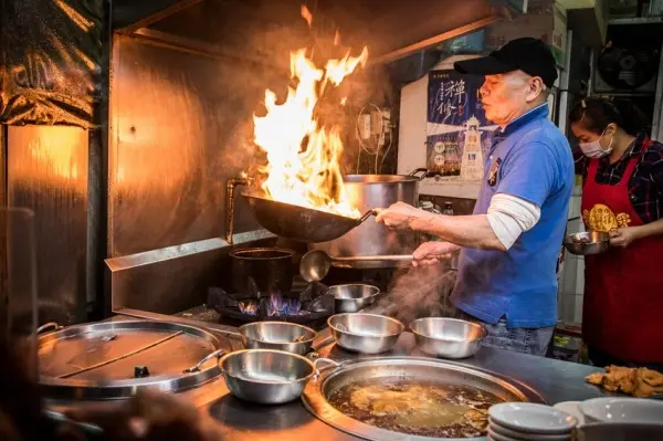 ▲台北麻油雞必吃推薦!遼寧街夜市「阿柱麻油雞」先以單鍋大火快炒。