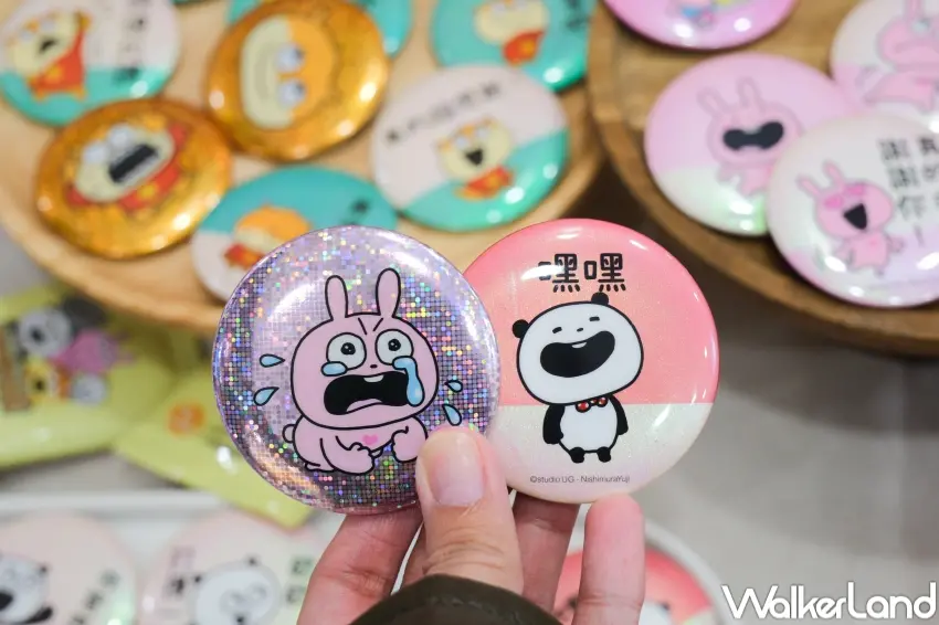 ▲7-11 推出限量幻彩雷射貼圖胸章，50款隨機設計把西村優志經典貼圖戴著走。（攝影：張人尹）