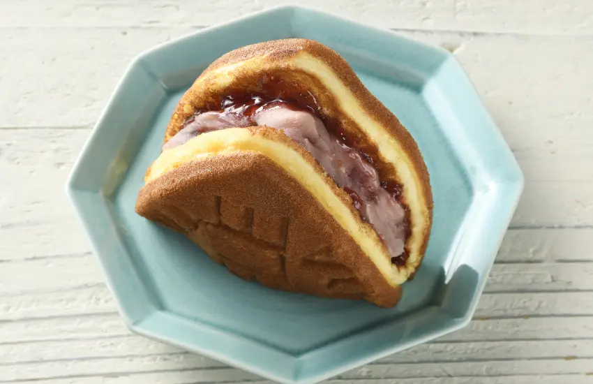 ▲現場烤製超鬆軟的鬆餅，塗上草莓果醬後包入滿滿的草莓紅豆餡。