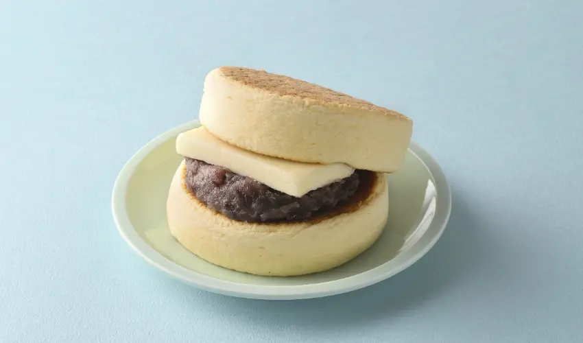 ▲銅鑼燒皮裡加入大量蛋白霜，夾入使用北海道小豆製成的顆粒紅豆餡和發酵奶油，還微溫時咬下，發酵奶油慢慢融化，讓人回味無窮。