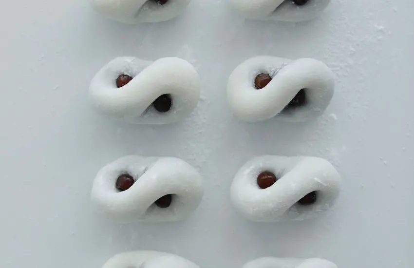 ▲特別將大福做成數字「8」的形狀，因為日文「八幡」和「80000」發音相近，8代表越來越好和無限好運，滿滿的吉祥寓意。