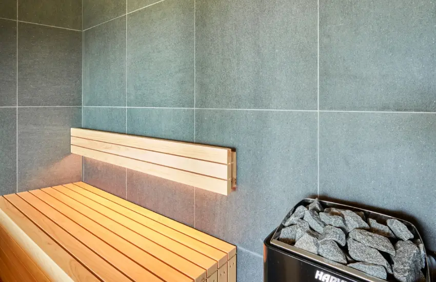▲配備可同時容納3人的正宗芬蘭乾式桑拿，使用芬蘭HARVIA品牌的專業烤爐，能將身體由內而外徹底溫暖。