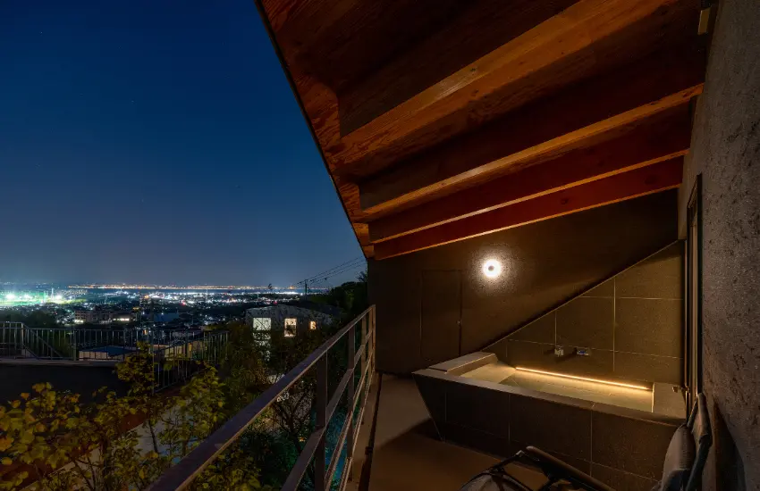 ▲白天沐浴在陽光下，黃昏時分被茜色天空包圍，夜晚則有星光與城市燈火相伴。