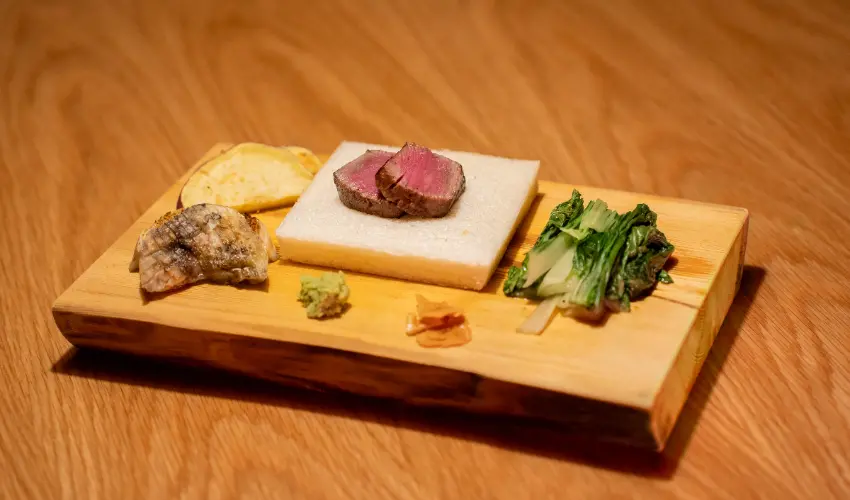 ▲別墅內現場烹調豪華鐵板燒晚餐。菜單包括鮪魚生排佐橄欖醬、西京味噌白酒醬烤鰆魚、特製肝醬黑鮑魚排及國產黑毛和牛夏多布里昂牛排等頂級食材。