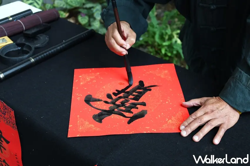 ▲漢來日月行館今年春節特別邀請魚池在地書法家鄭連鈺老師，現場揮毫寫春聯贈予房客。圖／漢來日月行館提供；窩客島整理