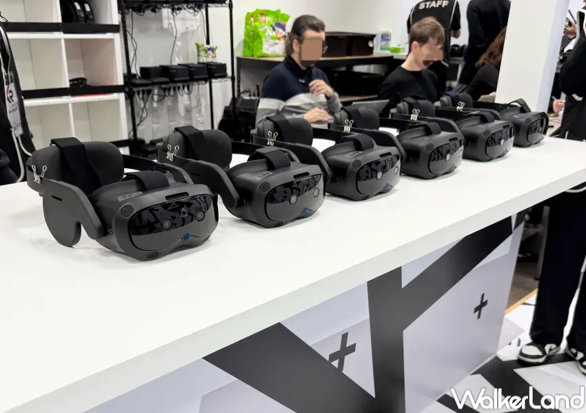 ▲松菸VR展覽《消失的法老》戴上VR裝置，可以親臨等比例還原的埃及古夫金字塔，可以走進金字塔內部。(攝影：鄭亦庭)