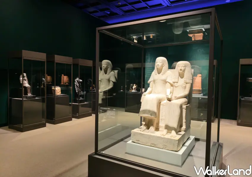 ▲埃及之王法老展「王室」單元,則是有「法老霍朗赫布登基前與妻子的夫妻像」。(攝影:鄭雅之)