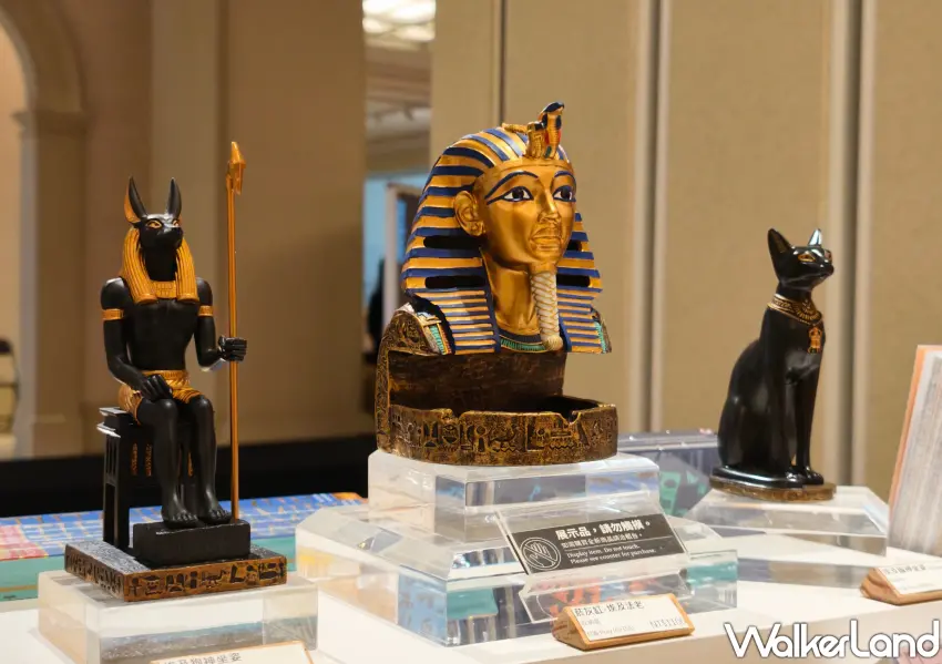 ▲埃及之王法老展周邊商品有埃及狗神、貓神和法老的公仔。(攝影:鄭雅之)