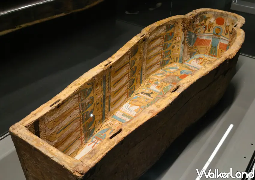 ▲「神廟守門人亞赫摩斯的棺柩底座」可以一窺棺柩底部精緻的法老繪像,亦象徵著和某位神格化法老有著緊密的關係。(攝影:鄭雅之)